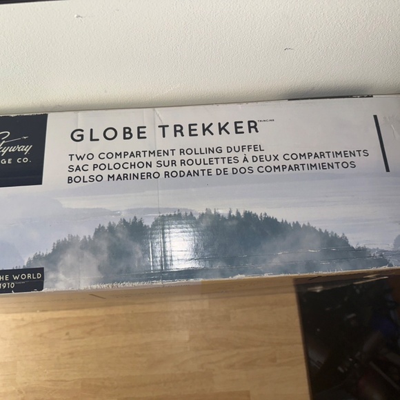 THE SKYWAY LUGGAGE CO. GLOBE TREKKER TWO COMPARTMENT ROLLING DUFFEL ITEM 1124486 - Picture 7 of 10